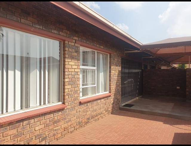 3 BEDROOM TOWNHOUSE FOR SALE IN FLORA GARDENS
